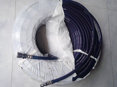 Cuộn dây hơi khí nén 2 sọc đỏ 100m 2 đầu khớp nối nhanh đã được bấm máy thủy lực chắc chắn 